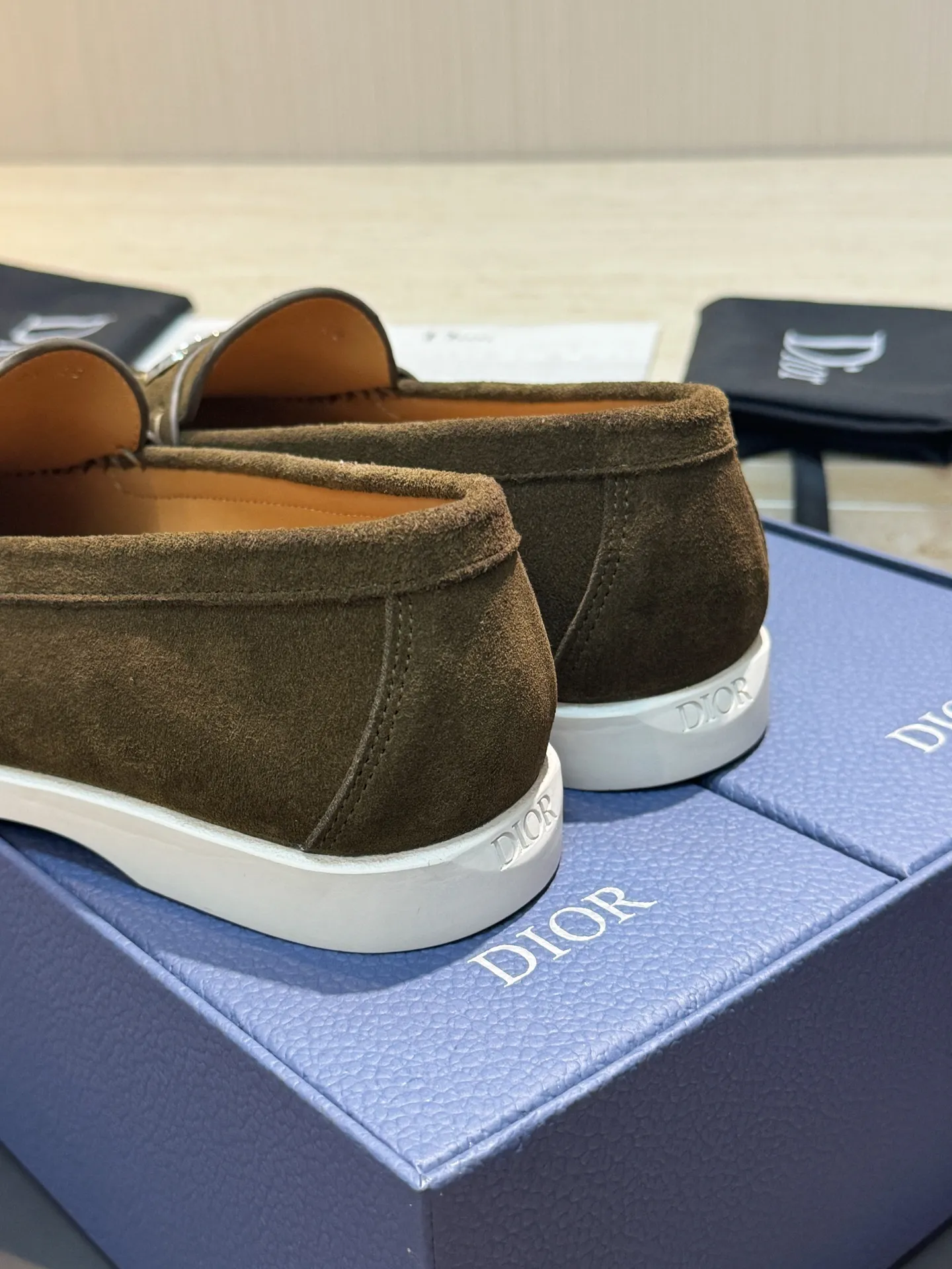 Factory price: 420💰Dior*Granville men's lace-up casual shoes-original replica Buy the original version and get a one-to-one replica. It is a casual dress shoe. Crafted from luxuriously soft navy suede, it features an Oblique printed panel on the upper. The lightweight white rubber sole adds sophistication, with an Oblique pattern engraved on the outsole and branding on the back. Adds elegance to any casual look. Imported cowhide suede + imported cowhide lining + original outsole Size: 39-44 (45 46 customized)